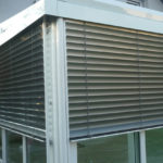 żaluzje zasłonięte do połowy w ogrodzie zimowym