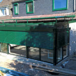 zielony ogród zimowy z żaluzjami podczas budowy