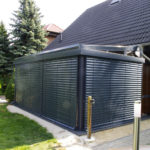 ogród zimowy z zasłoniętymi czarnymi żaluzjami