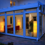 ogród zimowy ze stolikiem