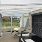 zadaszony taras z leżakami