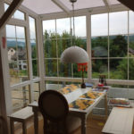 mały zadaszony taras na balkonie