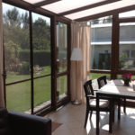 wykończony ogród zimowy z lampą