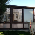 ogród zimowy z żaluzjami