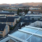 widok z zadaszonego tarasu na panorame