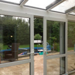 zadaszony taras białe rozsuwane drzwi