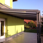 zadaszenie tarasu w zielonym domu