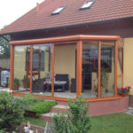 brązowy ogród zimowy wiosną