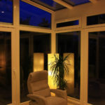 ogród zimowy nocą - fotel, relax