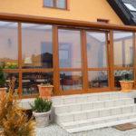 ogród zimowy z wejściem ze schodkami