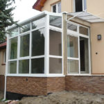 ogród zimowy z zadaszonym wejściem