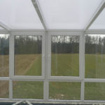 ogród zimowy z widokiem na pole