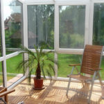 ogród zimowy parkiet i leżaki