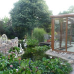 narożnik ogrodu zimowego z widokiem na staw