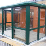 zielony ogród zimowy w fazie budowy