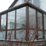 mały ogród zimowy pod balkonem