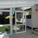 ogród zimowy białe przesuwne drzwi