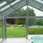 szklane zadaszenie tarasu z jacuzzi