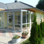 ogród zimowy na brukowanym tarasie