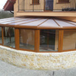 ogród zimowy zabudowany kamieniem