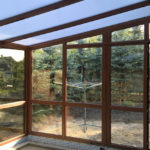 brązowy ogród zimowy z matowym zadaszeniem w fazie budowy