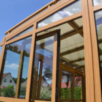 drewniane ramki w ogrodzie zimowym